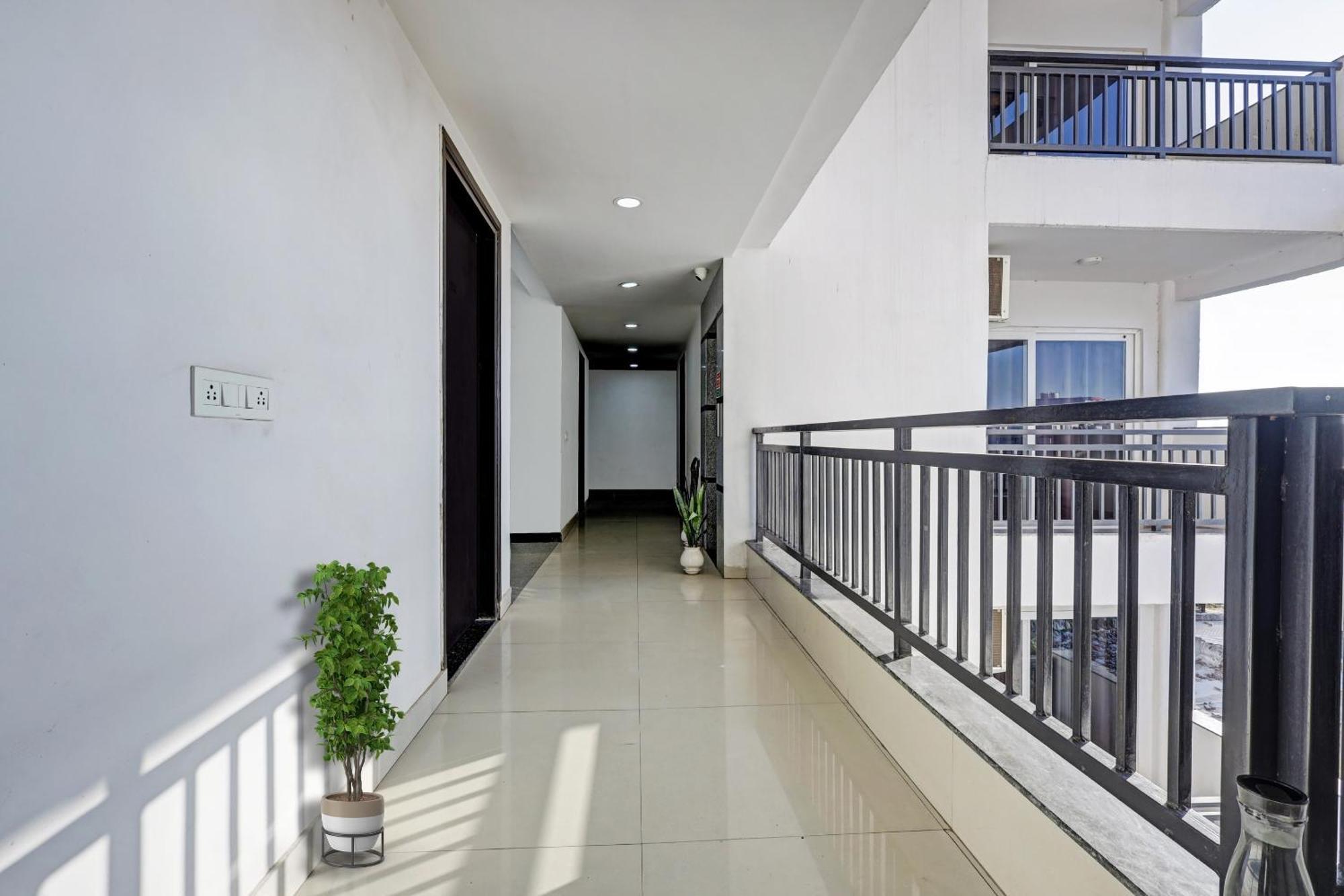 גורגאון Super Townhouse Tipsyy Near Bestech Central Square Mall מראה חיצוני תמונה