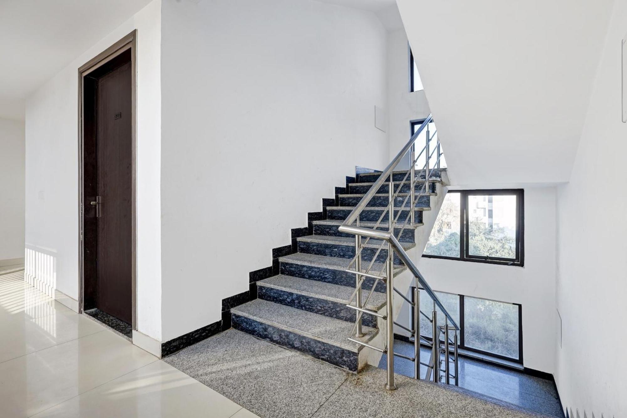 גורגאון Super Townhouse Tipsyy Near Bestech Central Square Mall מראה חיצוני תמונה
